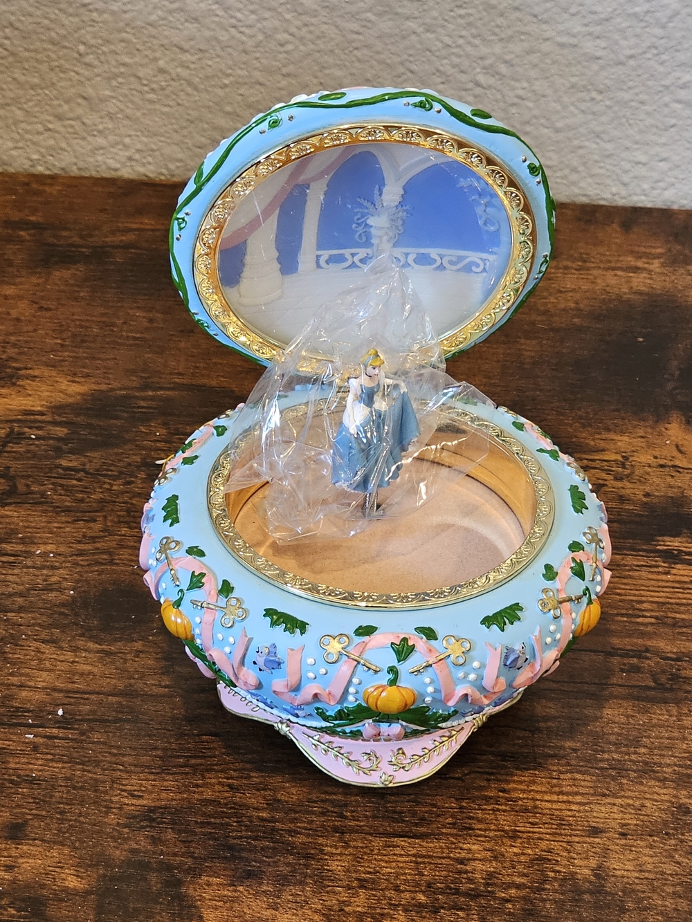 BNIB Vintage Disney Cinderella Musical Jewelry Box with Figurine